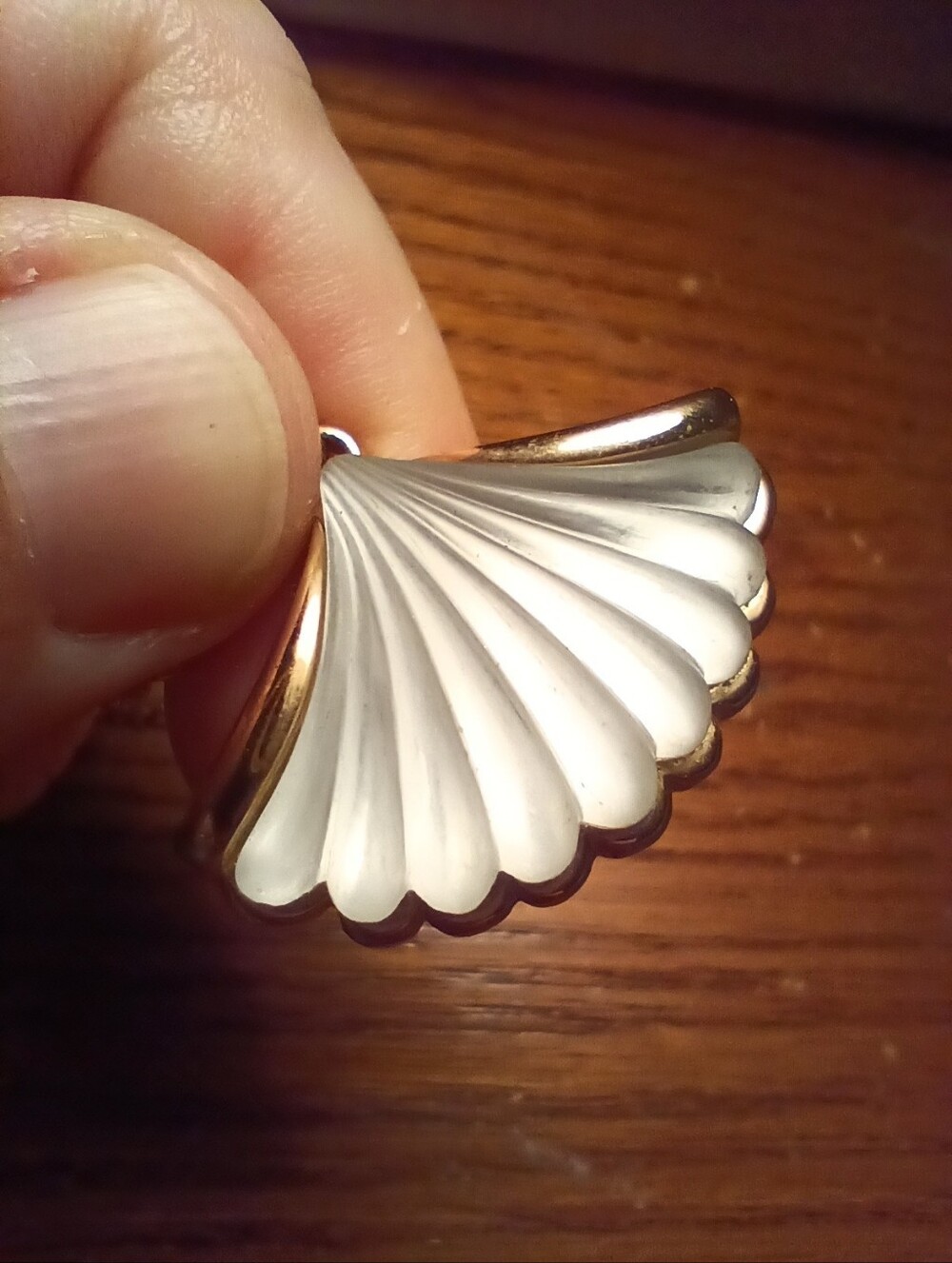 Vtg. Avon White Frosted Scalloped Seashell Pendant On 14.5" Gold Tone Chain - Picture 6 of 8